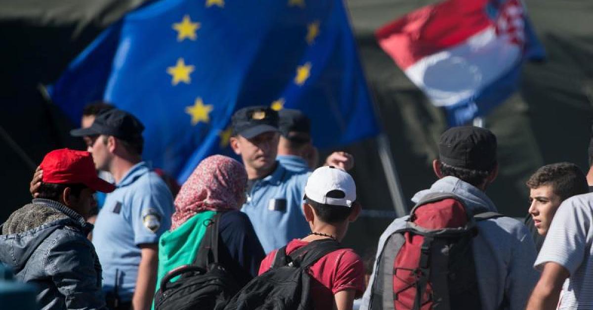 Betrüger gibt sich als Flüchtling aus und ruiniert das Leben eines Senioren