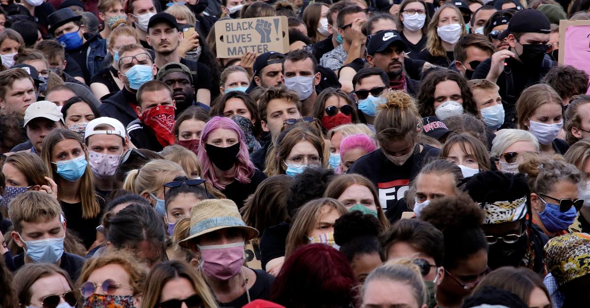 „Der Alexanderplatz ist voll“: Zehntausende Deutsche protestieren gegen Rassismus