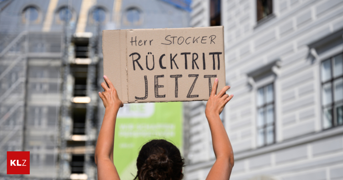 Demonstration in front of the Federal Chancellery after Stocker's ...